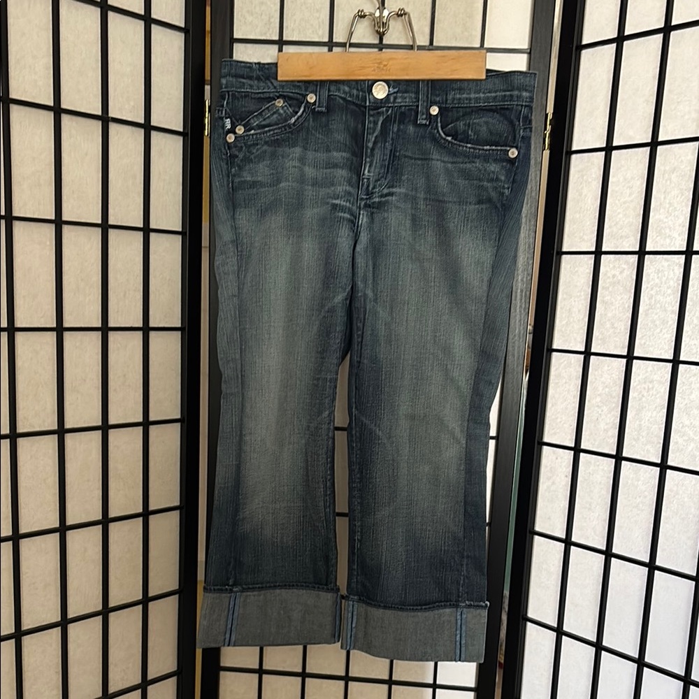 Women's Blue Jeans Sz 32. Rock and Republic denim Capri. Back pocket detail.